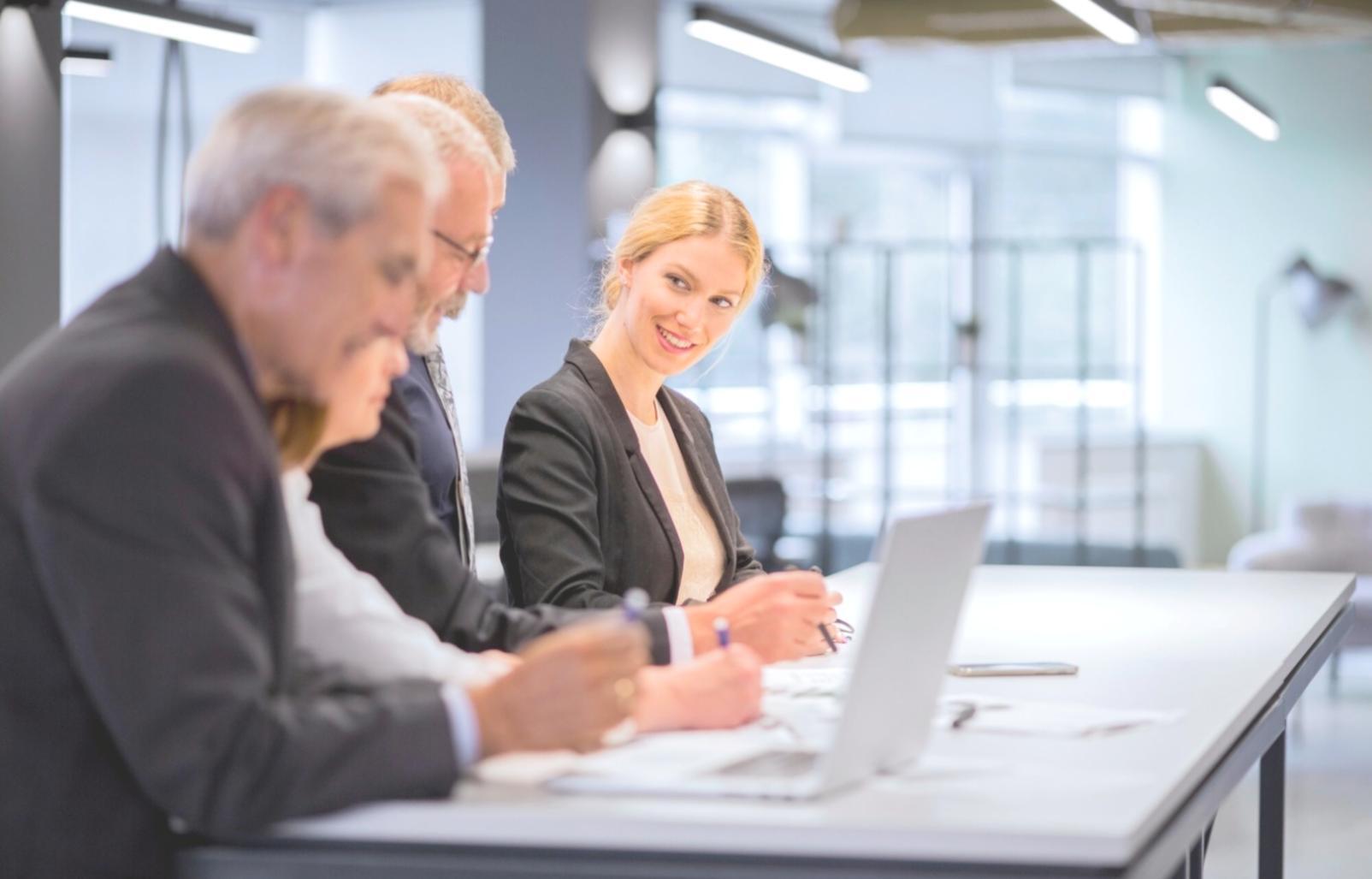 Groupe d'analystes financiers travaillant ensemble sur des projets collaboratifs